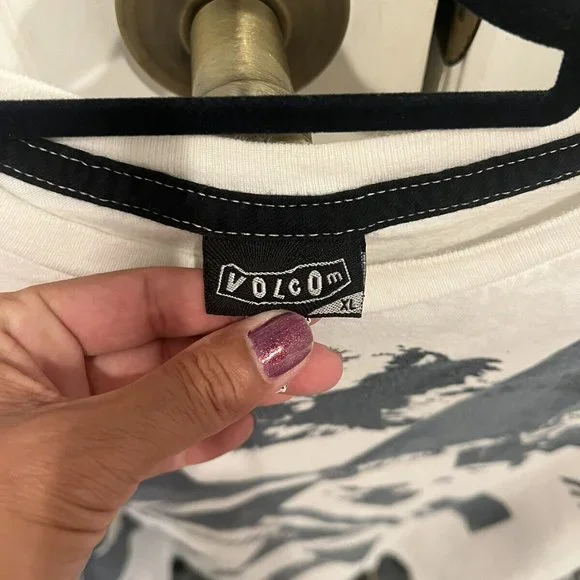 Volcom Men's Black White T-shirt XL Short Sleeve with One-Side black Sleeve - Picture 3 of 7